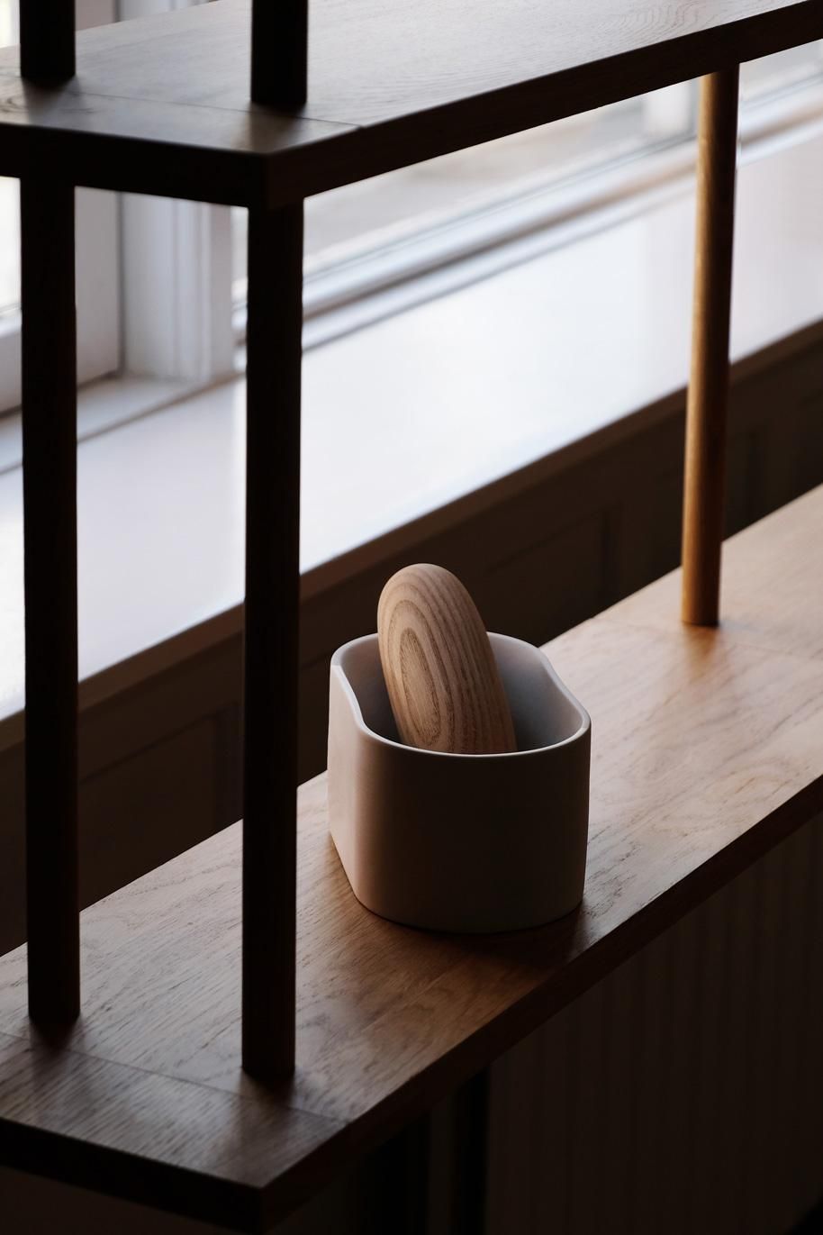 Moer [Matte White] / Chris L. Halstrøm