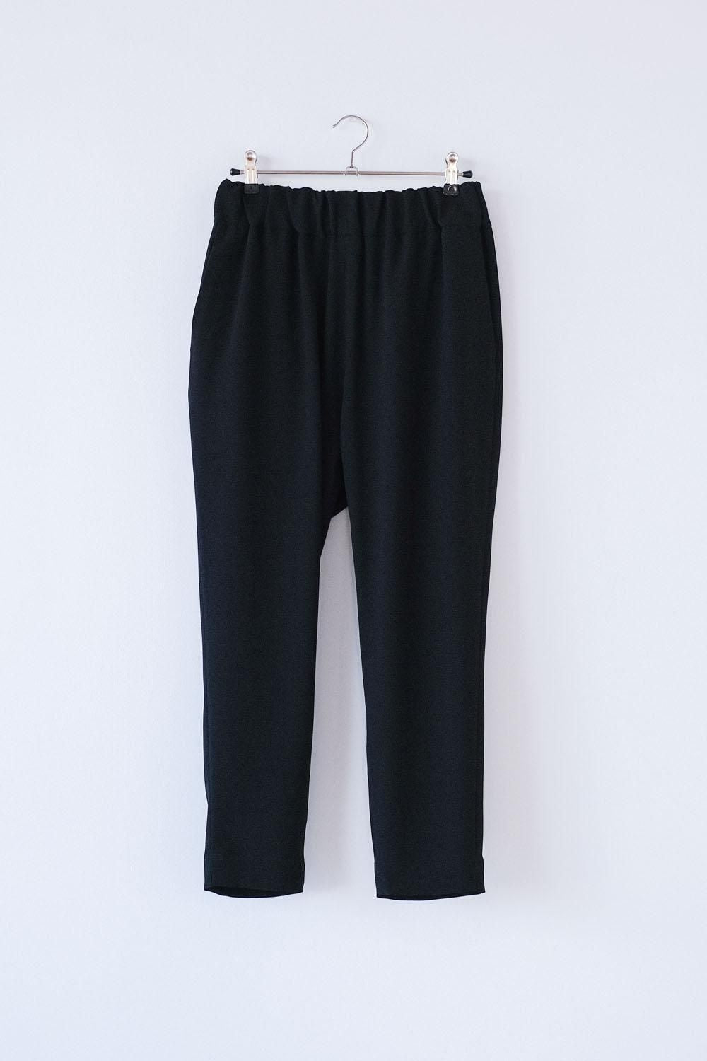 トリアセテート＆ポリエステル・ライトクレープダブルクロス　テーパードパンツ(細身) / black［size 4_］