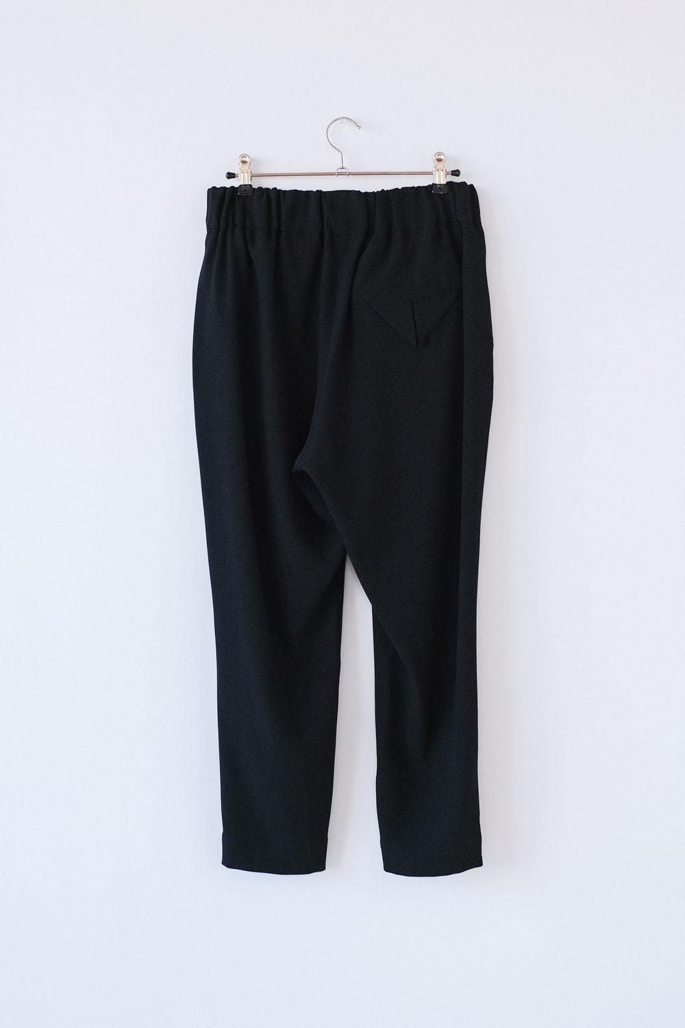 トリアセテート＆ポリエステル・ライトクレープダブルクロス　テーパードパンツ(細身) / black［size 4_］