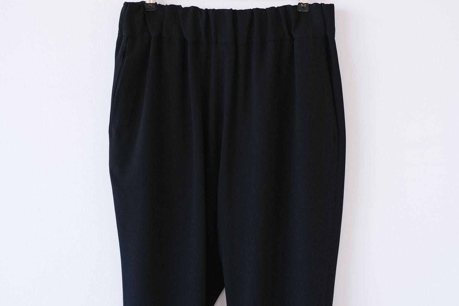 トリアセテート＆ポリエステル・ライトクレープダブルクロス　テーパードパンツ(細身) / black［size 4_］