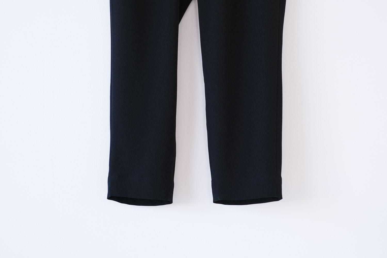 トリアセテート＆ポリエステル・ライトクレープダブルクロス　テーパードパンツ(細身) / black［size 4_］