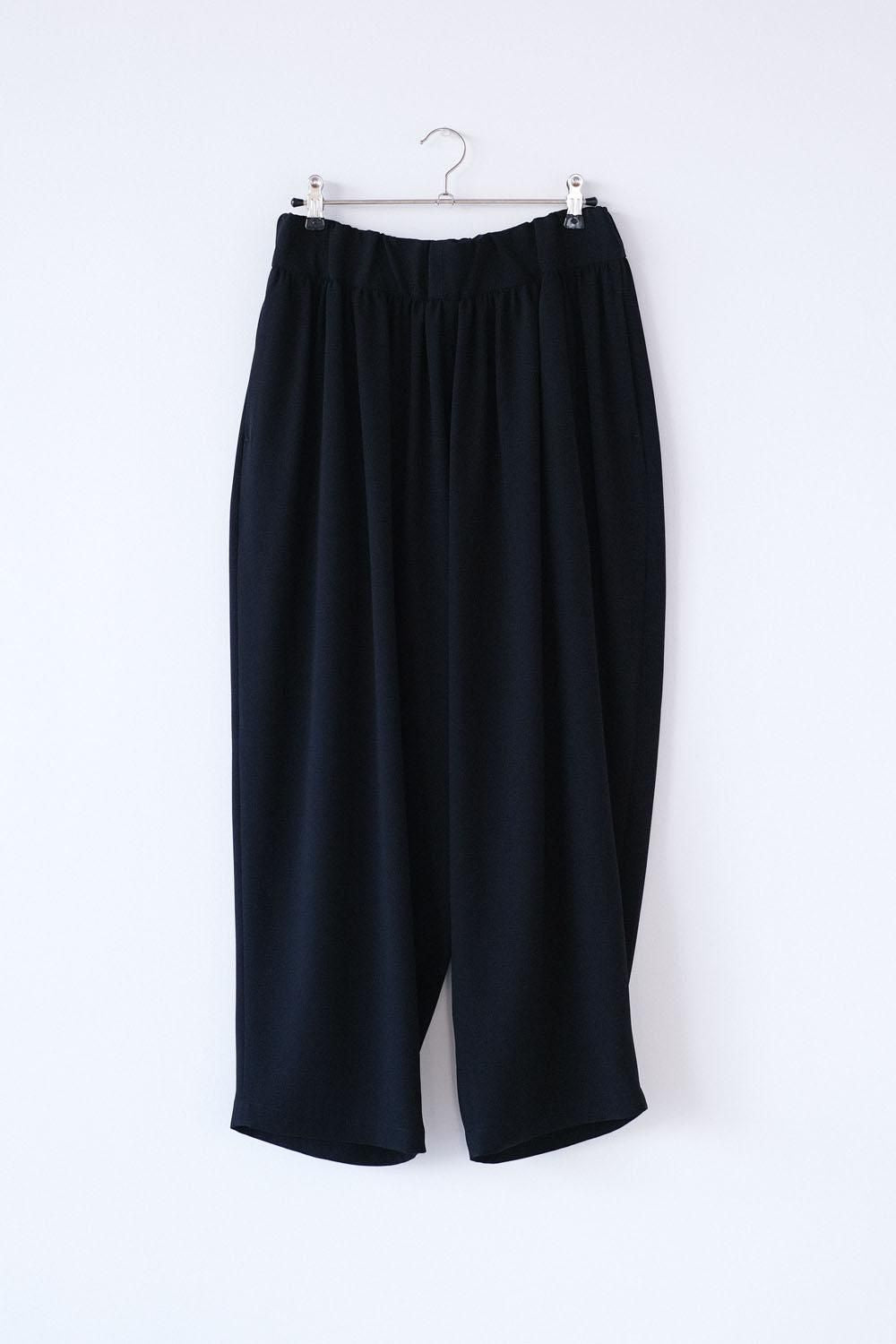 トリアセテート＆ポリエステル・ライトクレープダブルクロス　ワイドテーパードパンツ / black [size 5_]