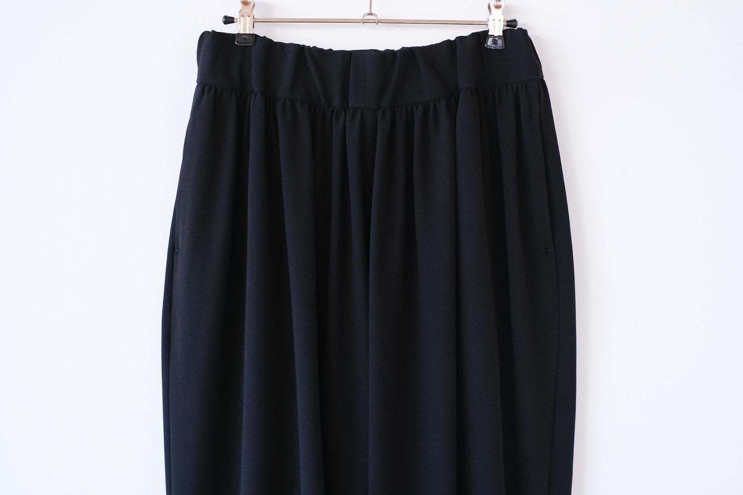 トリアセテート＆ポリエステル・ライトクレープダブルクロス　ワイドテーパードパンツ / black [size 5_]