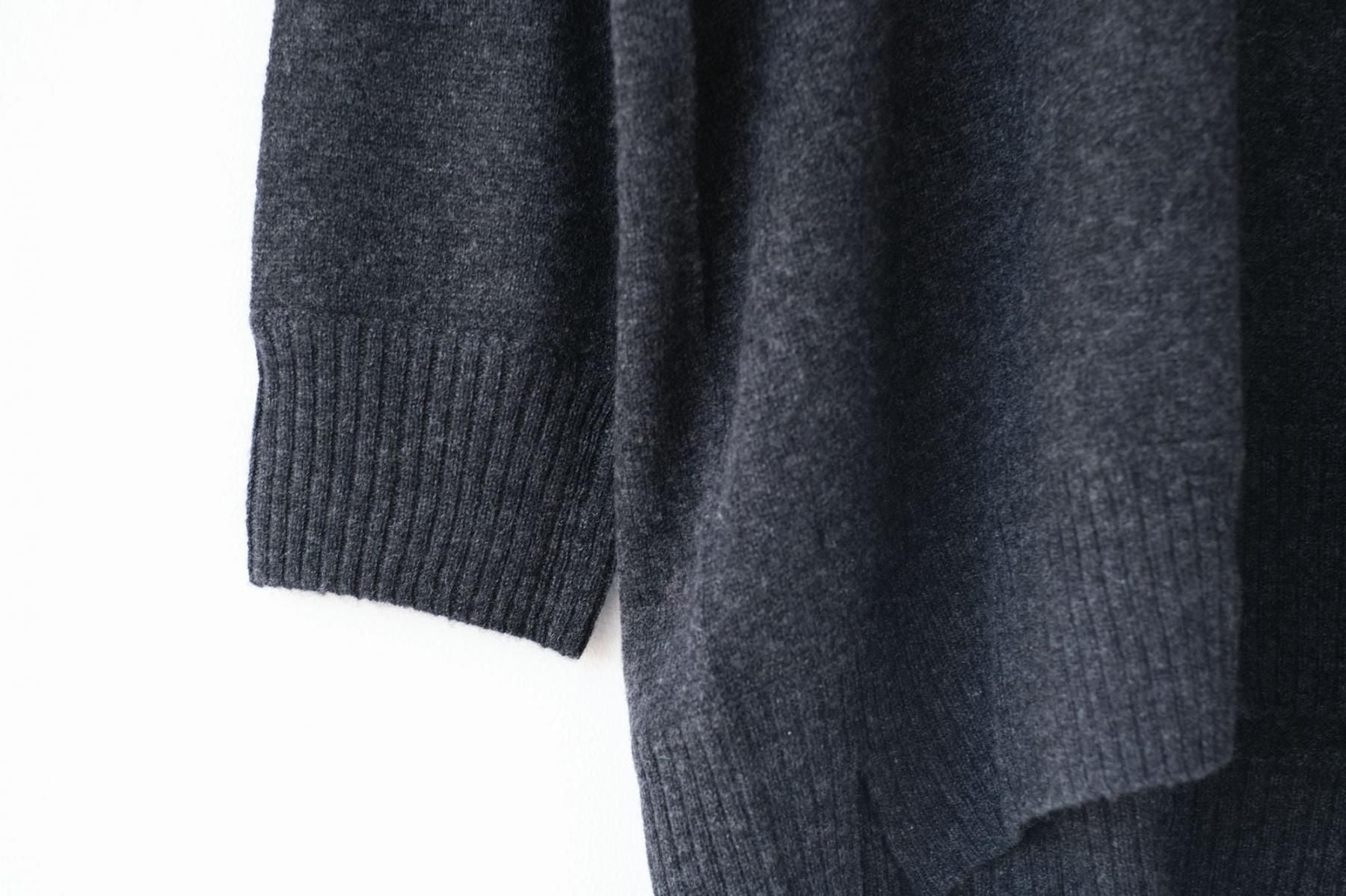ホワイトカシミヤ・横編ニット　プルオーバーニット / Charcoal Grey top［size 3］