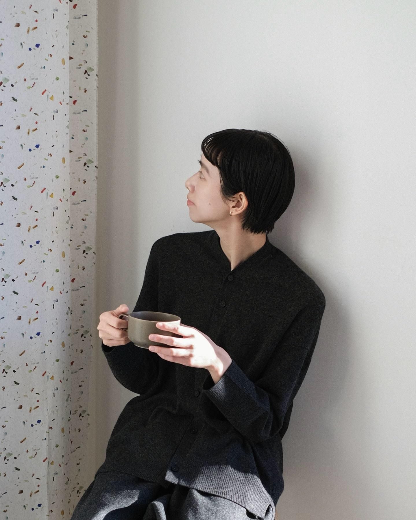 ホワイトカシミヤ・横編ニット　カーディガンニット / Charcoal Grey top［size 3］