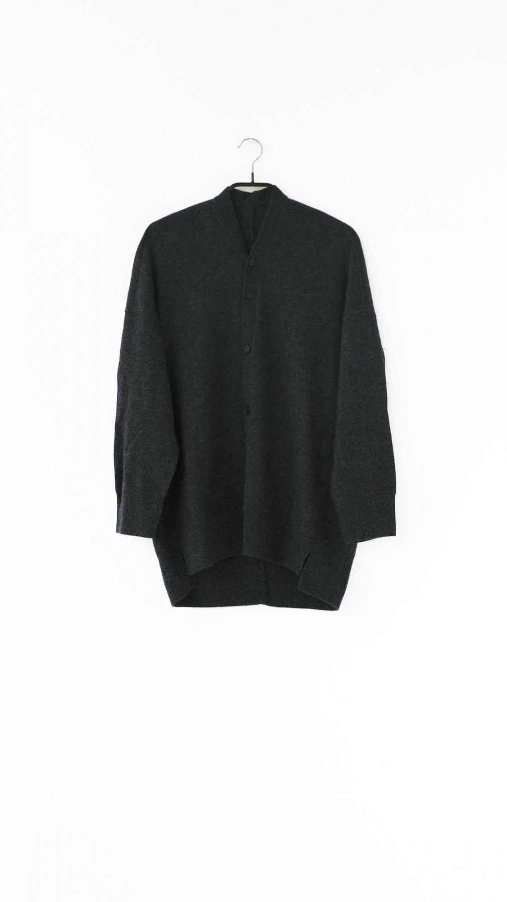 ホワイトカシミヤ・横編ニット　カーディガンニット / Charcoal Grey top［size 3］