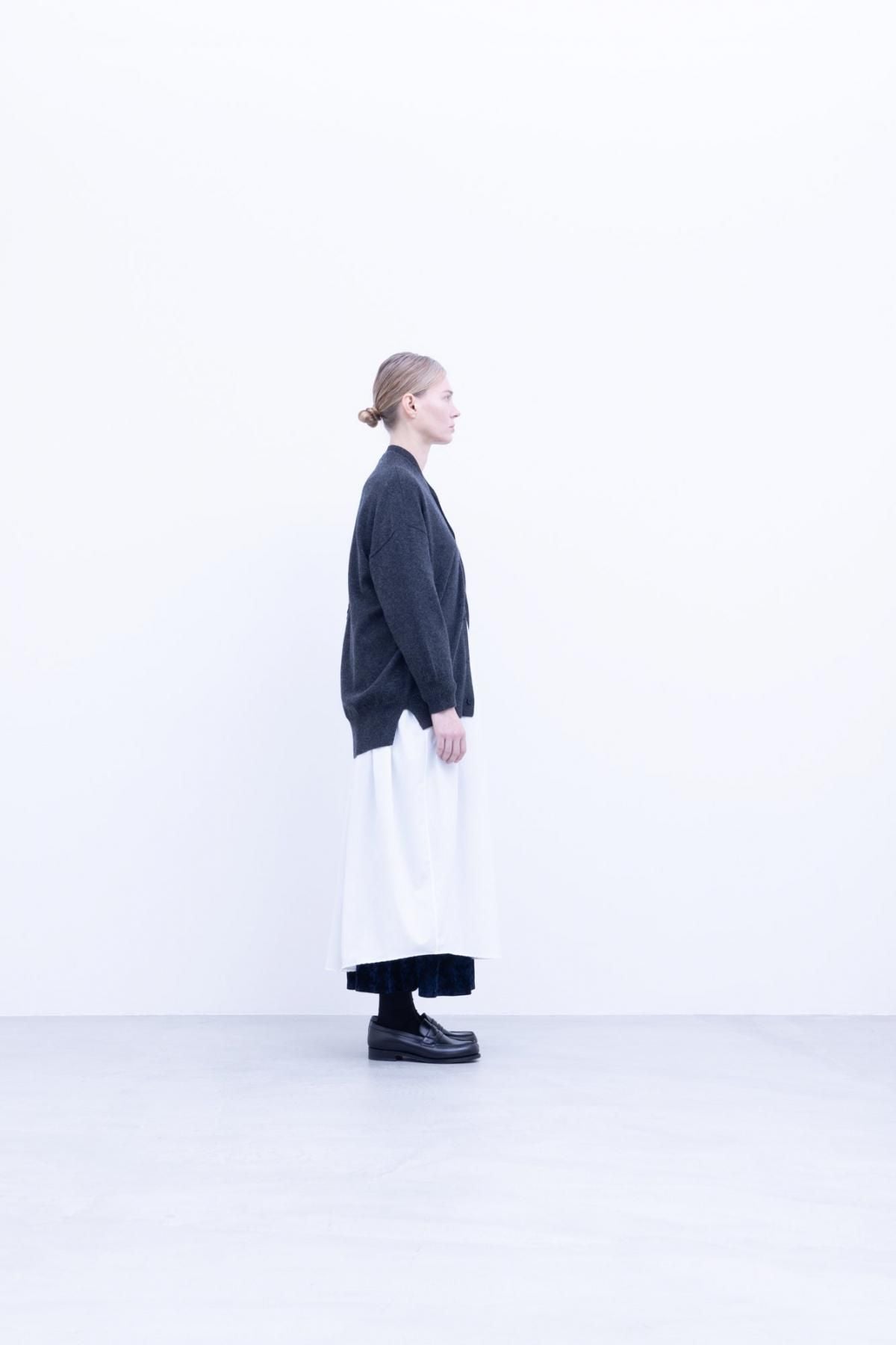 ホワイトカシミヤ・横編ニット　カーディガンニット / Charcoal Grey top［size 3］