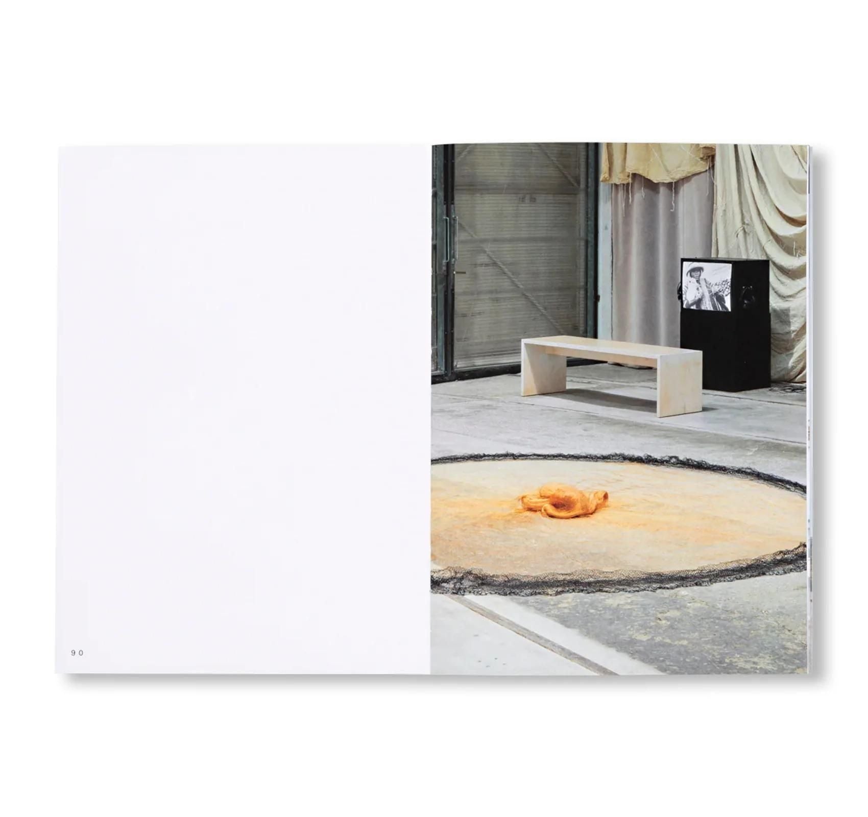 書籍：A LITTLE BIT OF A LOT OF THINGS by Sheila Hicks