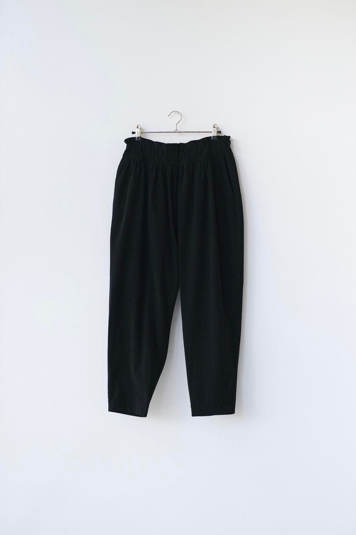ポリエステル経編コーデュロイ　テーパードパンツ / Black［size M］
