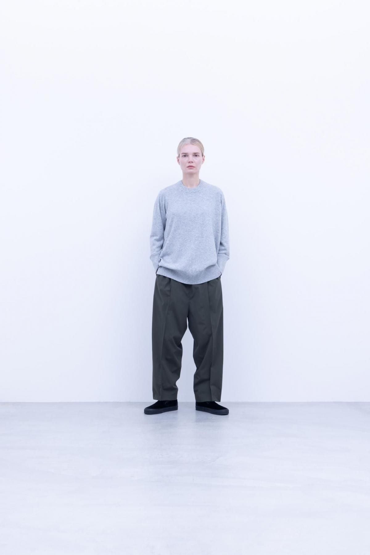 ホワイトカシミヤ・横編ニット　クルーネックニット / Light Grey top［size 5_］