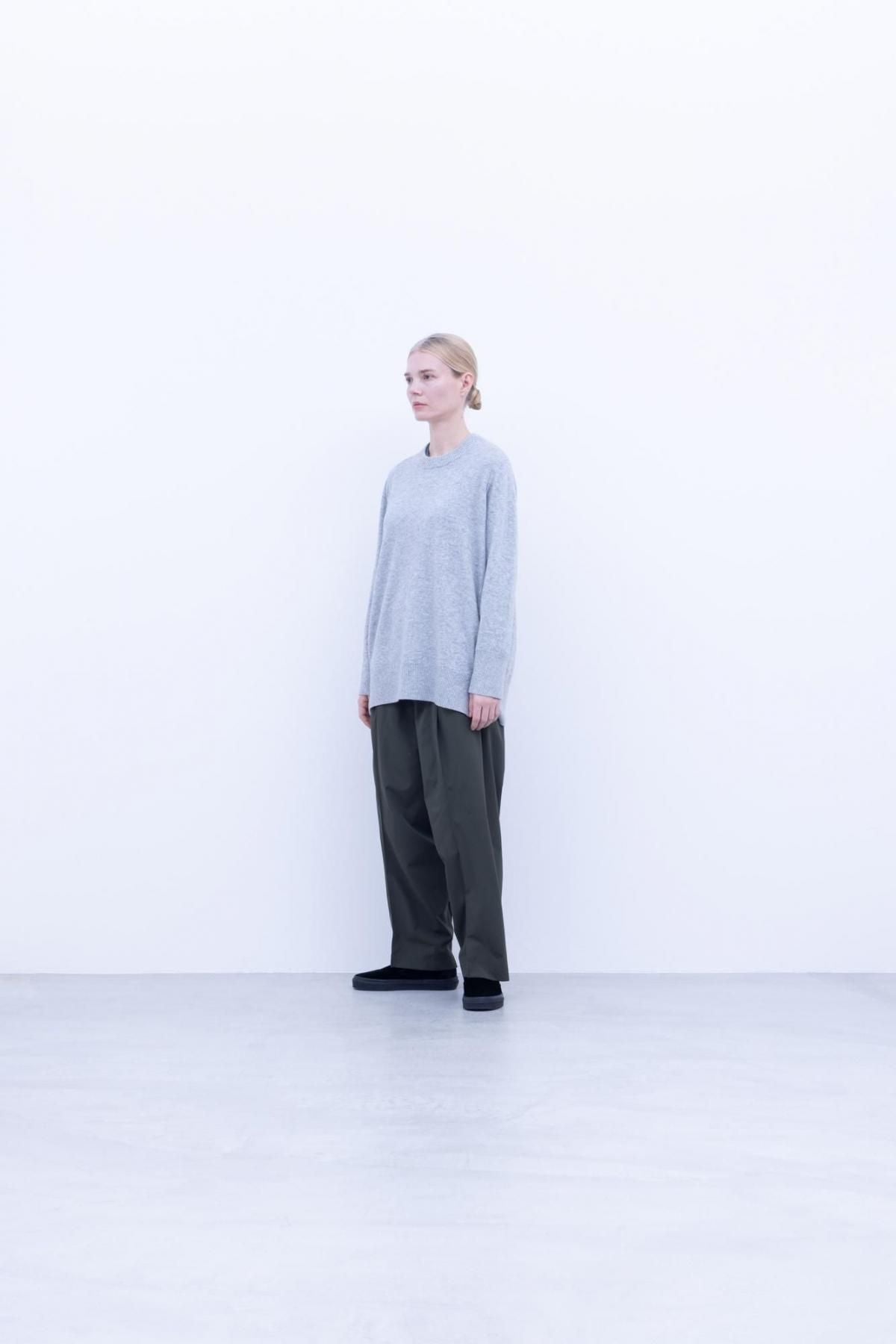 ホワイトカシミヤ・横編ニット　クルーネックニット / Light Grey top［size 5_］