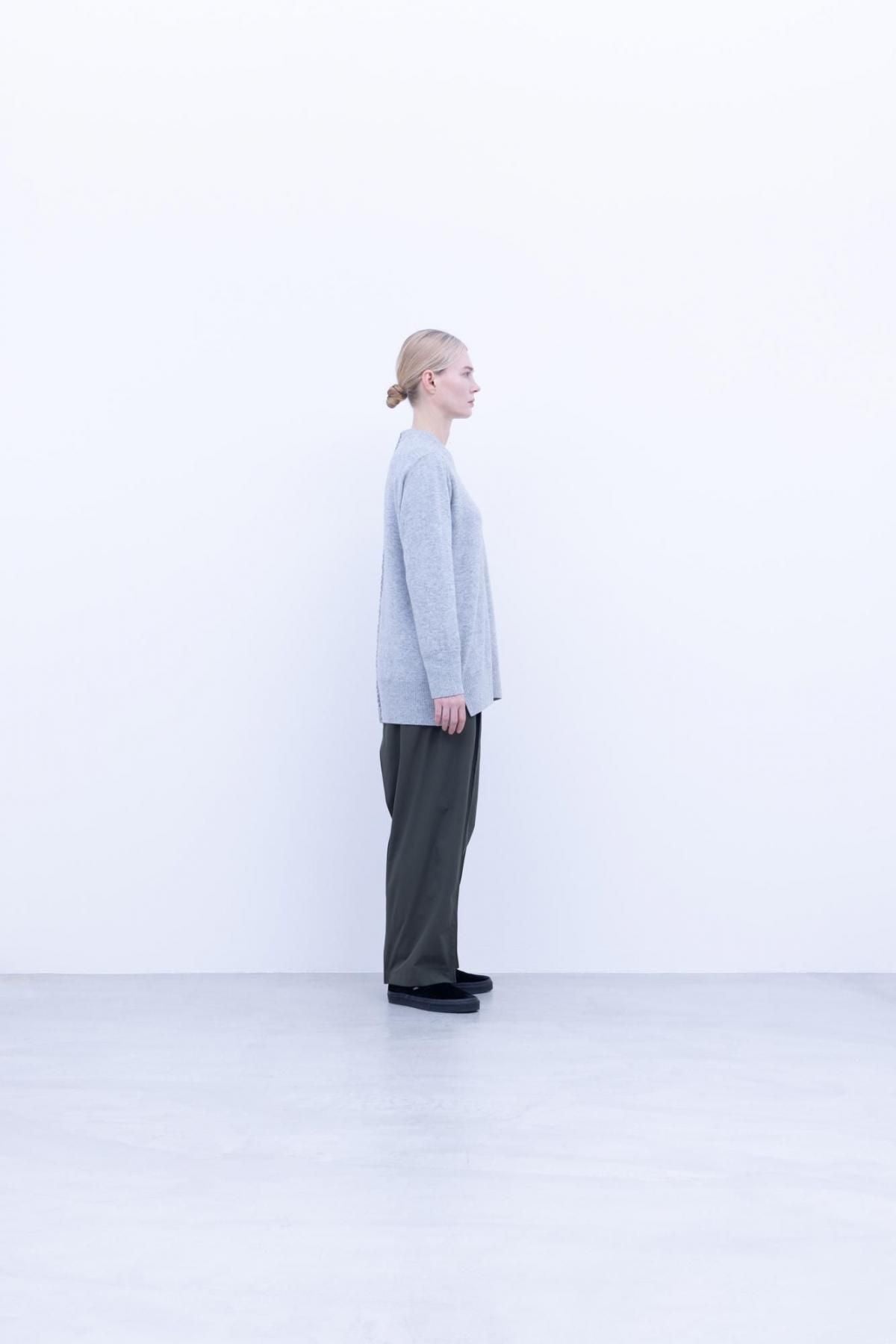ホワイトカシミヤ・横編ニット　クルーネックニット / Light Grey top［size 5_］