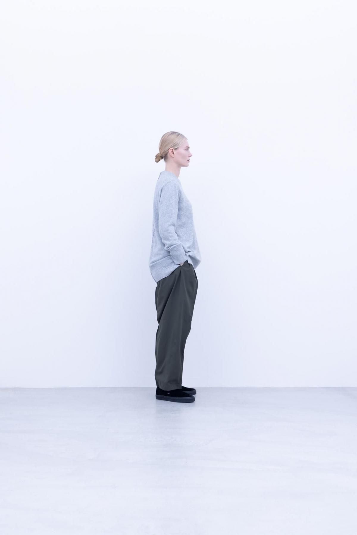 ホワイトカシミヤ・横編ニット　クルーネックニット / Light Grey top［size 5_］