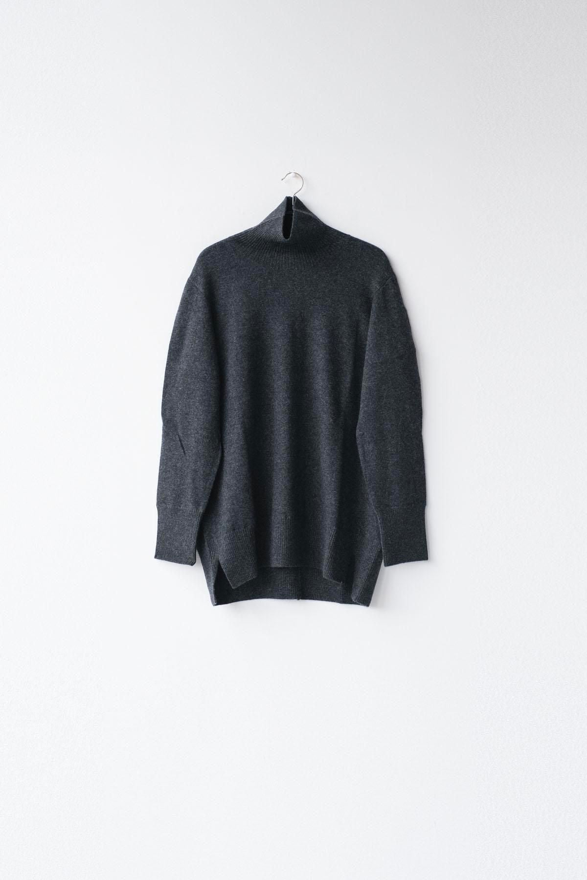 ホワイトカシミヤ・横編ニット　タートルネックニット / Charcoal Grey top［size 3_］