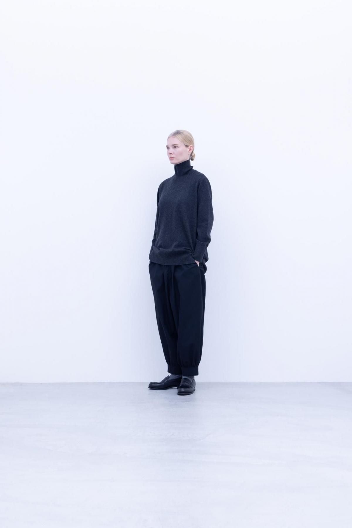 ホワイトカシミヤ・横編ニット　タートルネックニット / Black［size 3_］