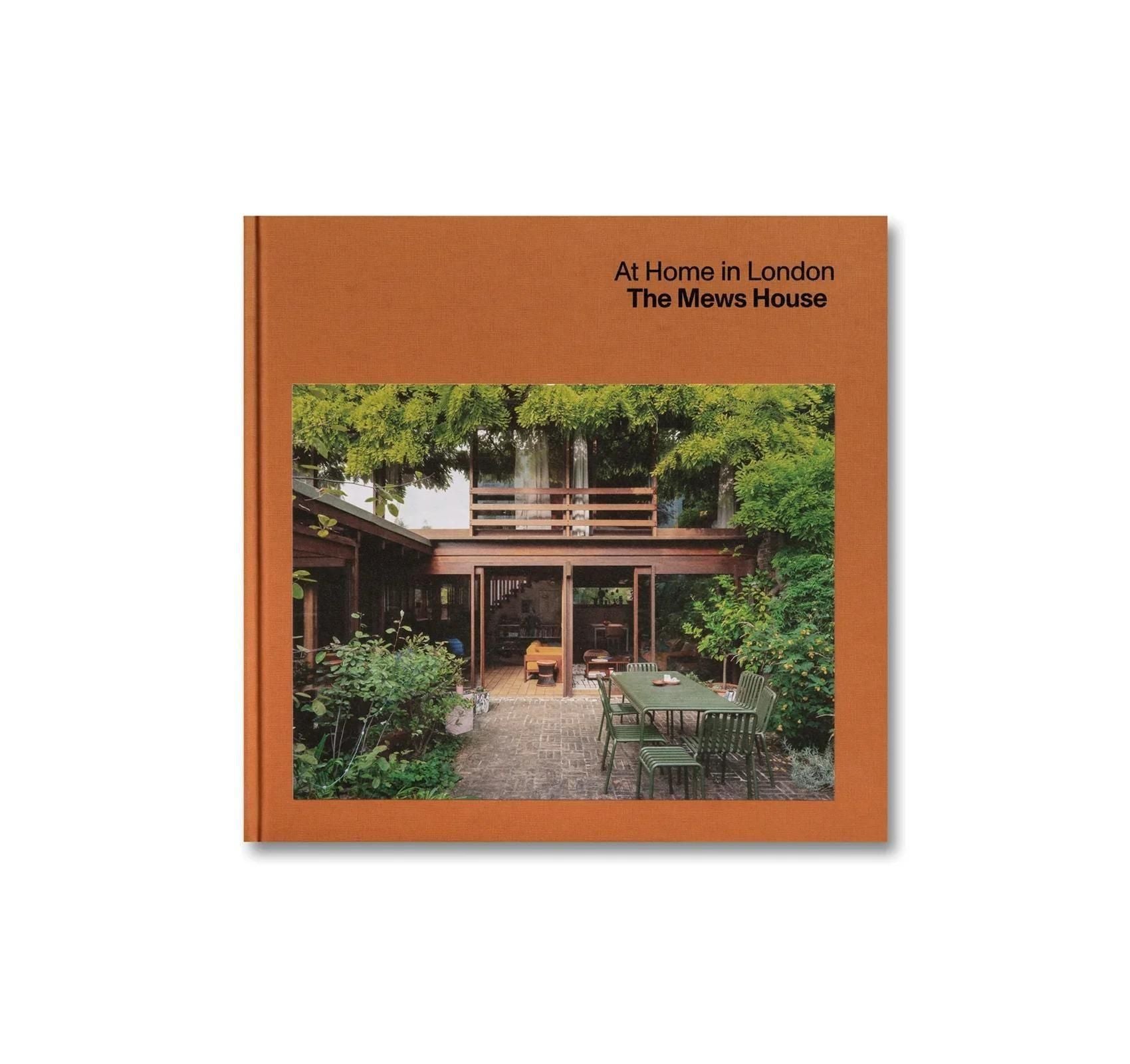 書籍：AT HOME IN LONDON: THE MEWS HOUSE by Ellis Woodman