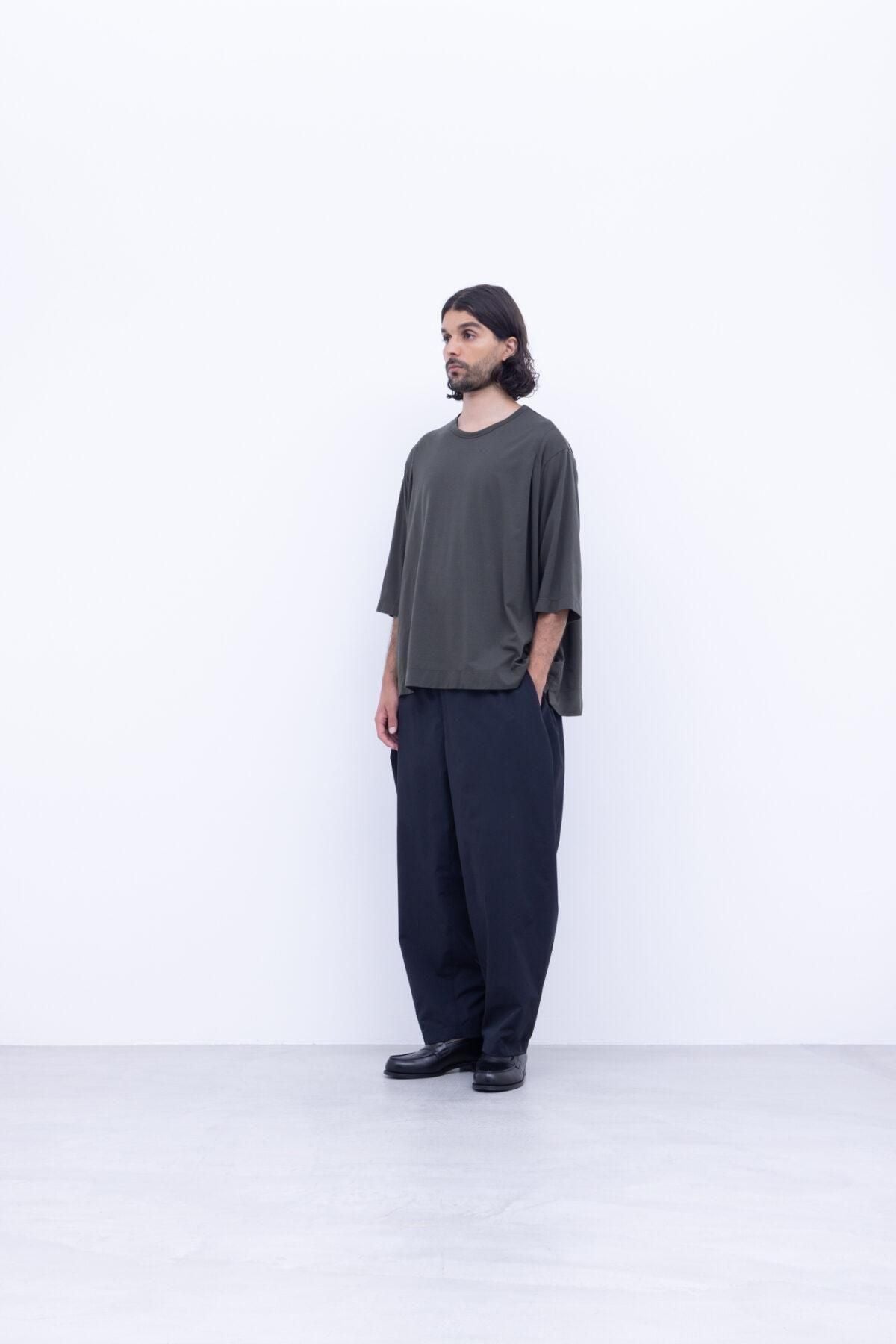 ストレッチポリエステル・マットタイプライター　ワイドテーパードパンツ / Black［size 4_］