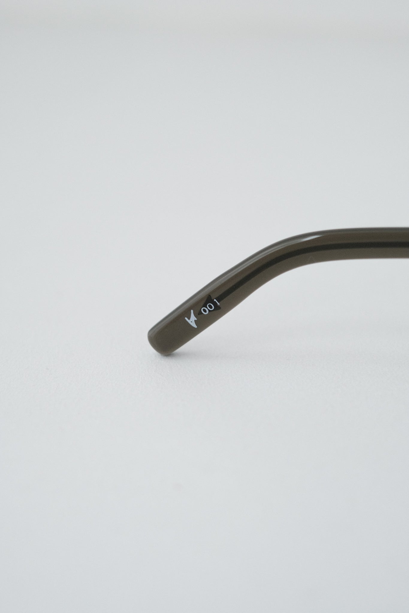 VECTOR 001 [Clear Grey]