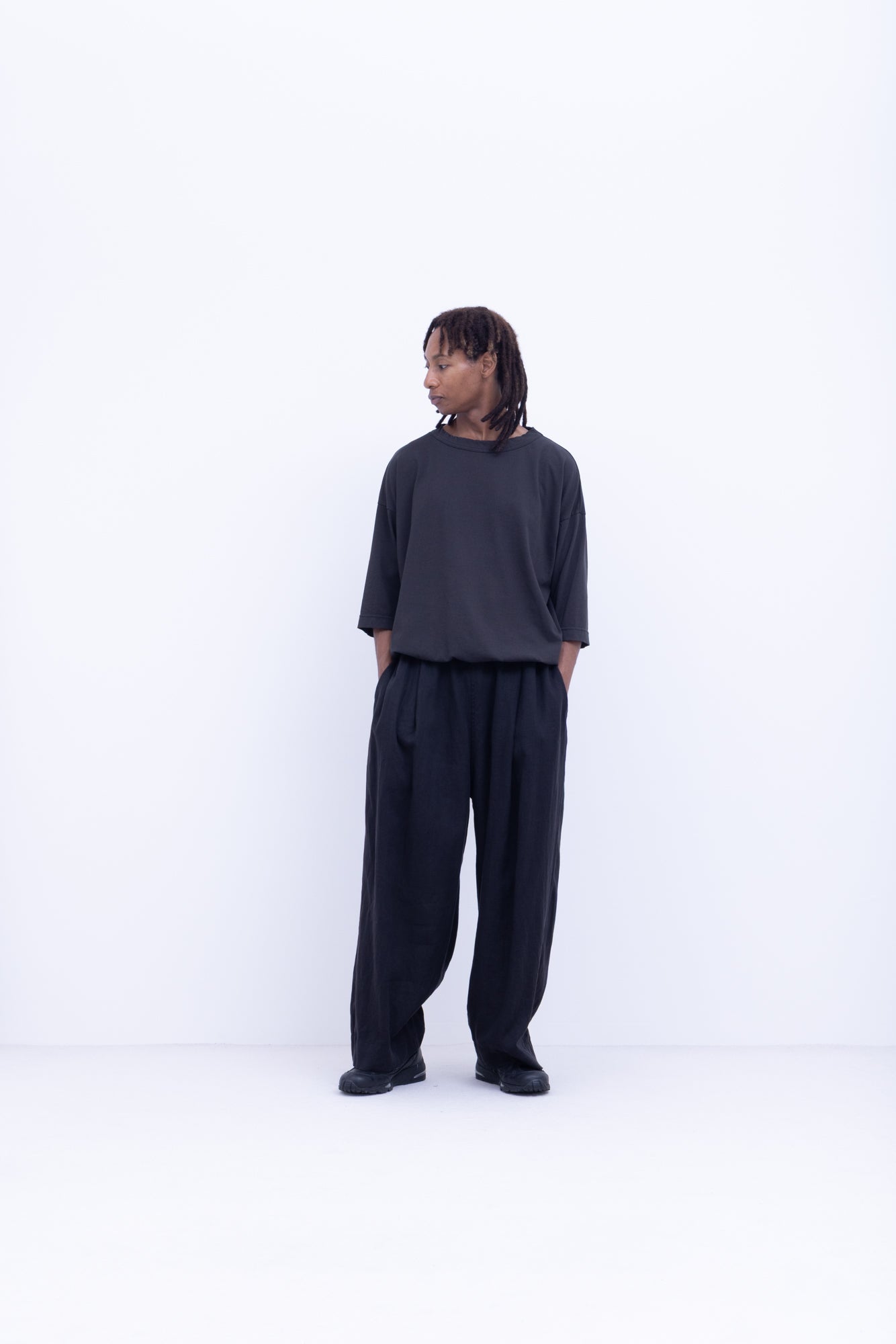 強撚コットンヘビー天竺　クルーネックタックインT / Charcoal Grey［size XS］
